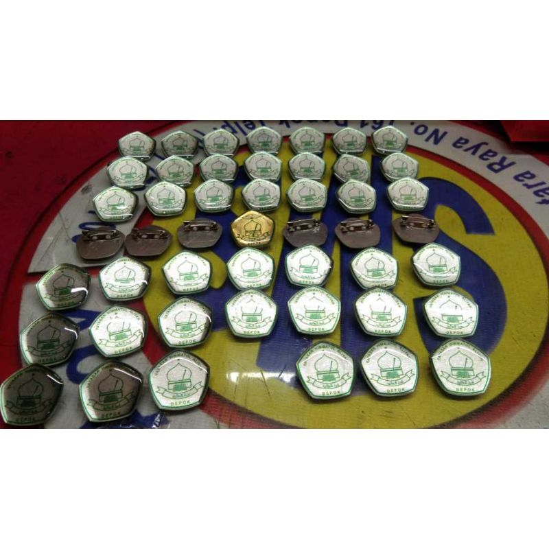 Pin Custom logo bahan kuningan Lapis Resin