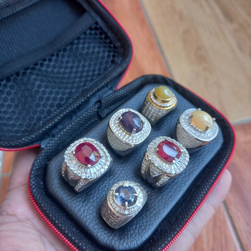 Dompet cincin isi 6.Design elegan. Cocok utk Batu Permata.Pirus dan Akik.
Bahan premium.
Kualitas te
