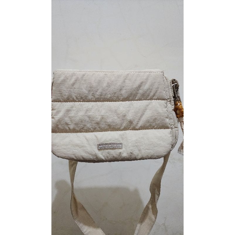 [Preloved] Beyond The Vines Poofy Bag- Cream