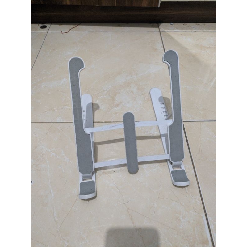 stand laptop lipat plastik bekas