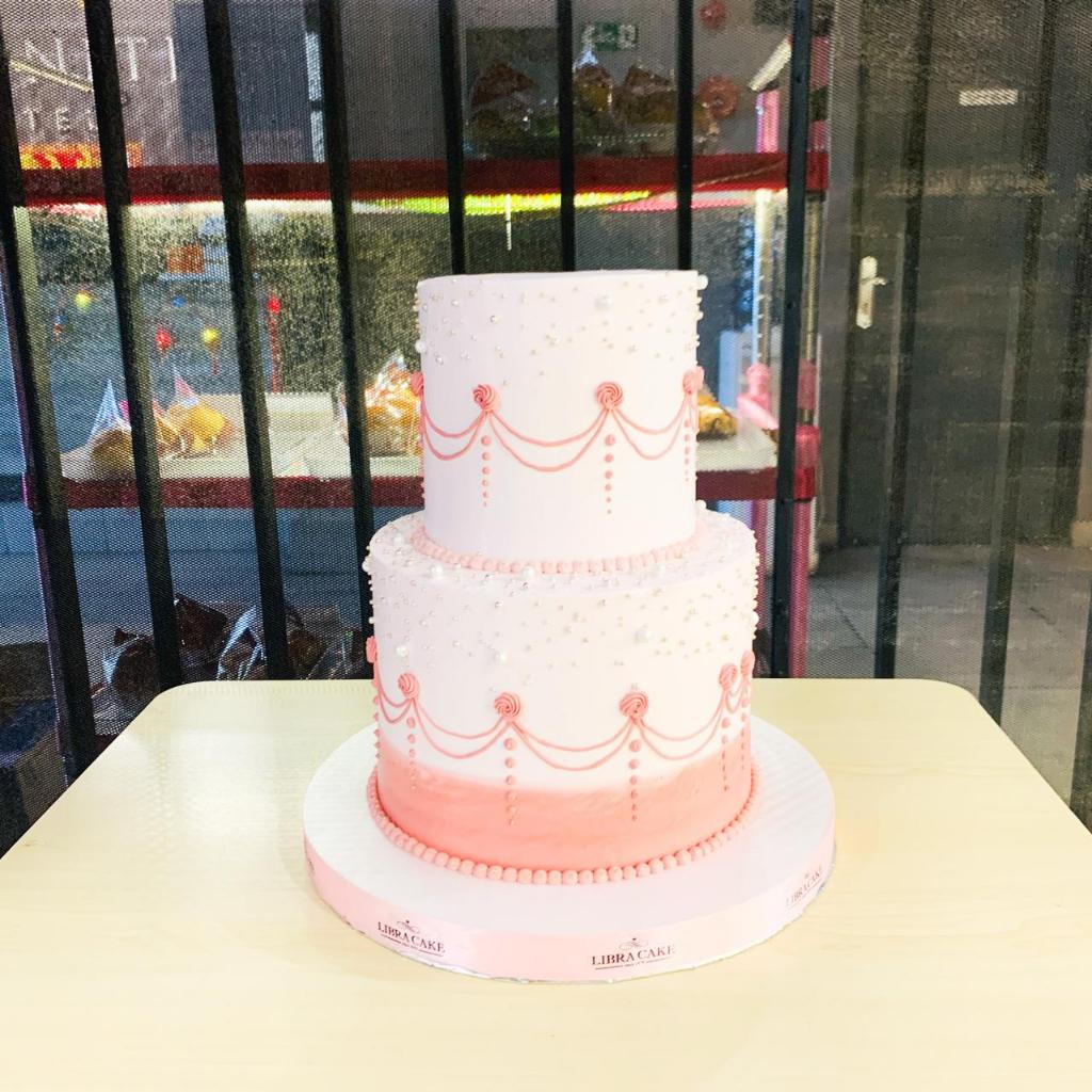 

Kue Ulang Tahun/Birthday Cake/Kue tema Pink 2 Tingkat/Kue Wedding/Kue Ulang Tahun
