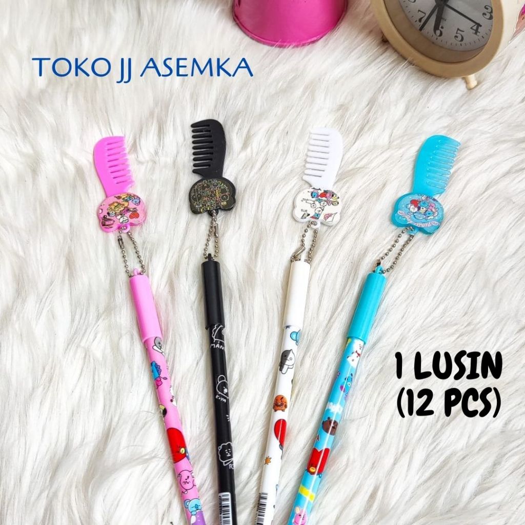 

1 LUSIN (12 PCS) PULPEN MURAH GANTUNGAN SISIR BT BOYBAND KOREA BANG TAN BOYS BOLPEN PULPEN PEN BOLPOIN ATK ANAK COD
