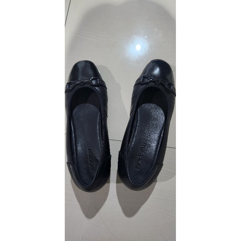 PRELOVED - SEPATU ANDREW HELVETIA