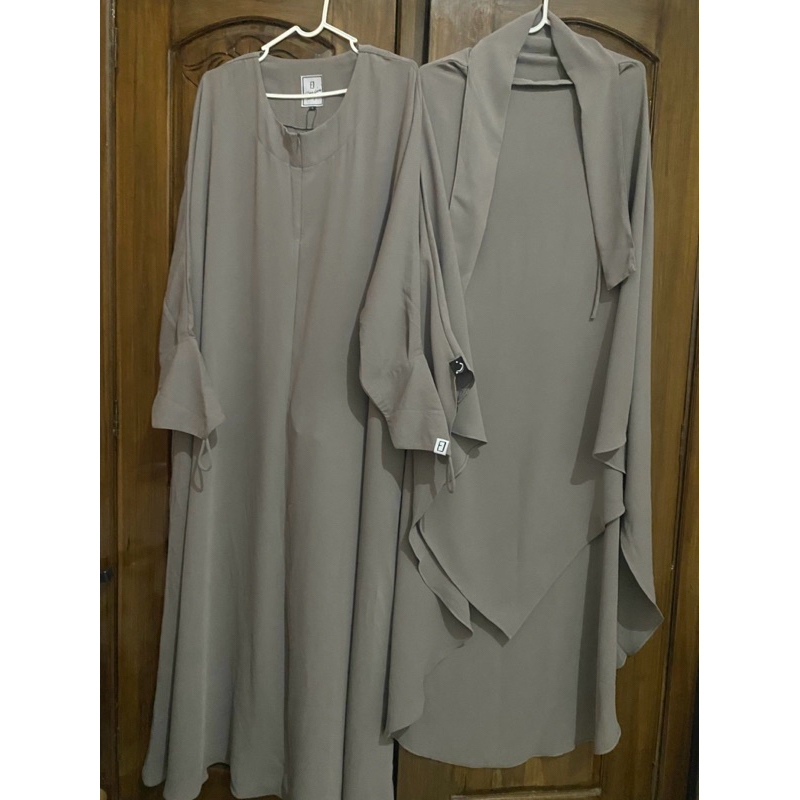 ELMADINA Preloved - Set Luna Abaya Elmadina + French Khimar Zaliika - Mina Driftwood S (Luna Abaya E