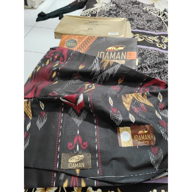 Sarung Atlas Idaman Kembang Hitam & Harmoni Merah