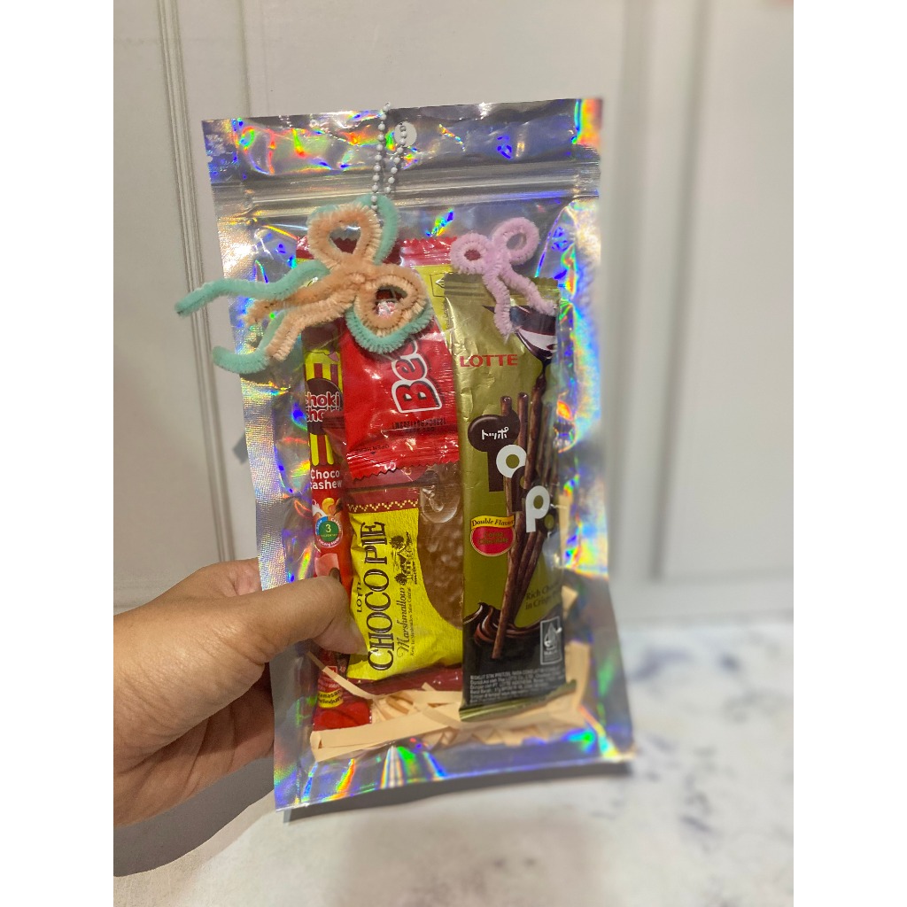 

PAKET SNACK GIFT HOLOGRAM TERMURAH | Paket Snack Ulang Tahun | Hampers Snack (isi snack + kartu)