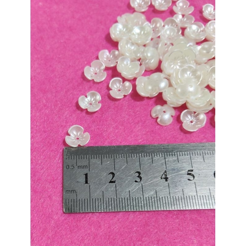 Kelopak bunga akrilik (harga/bungkus kecil)