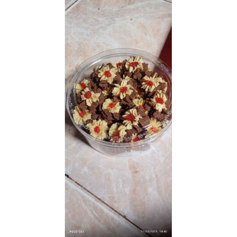 

Kue kering "mawar coklat putih