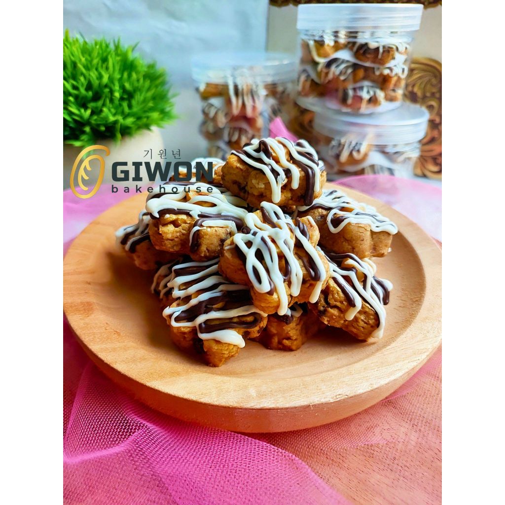 

Kue Kering Hazelnut Roca - Roca Premium Topping Kacang Hazelnut Original by Giwon Bakehouse Cookies