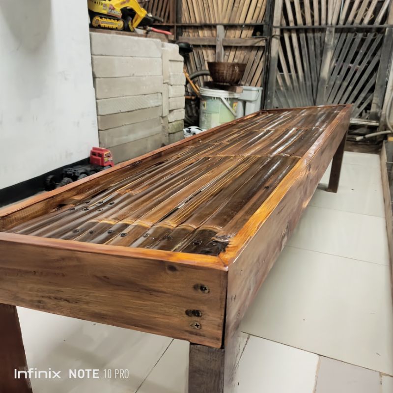 bangku kayu dan bambu