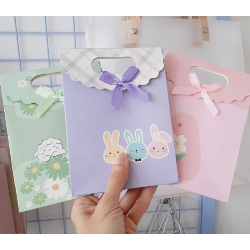 

Paperbag Mini dengan tutup perekat