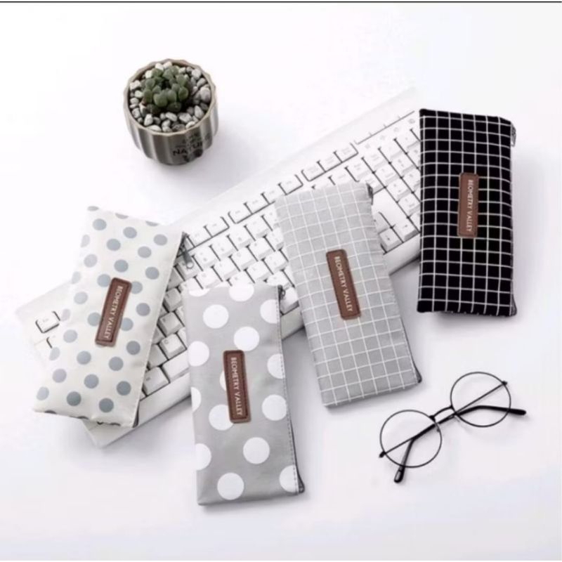 

Tempat pensil kotak polkadot