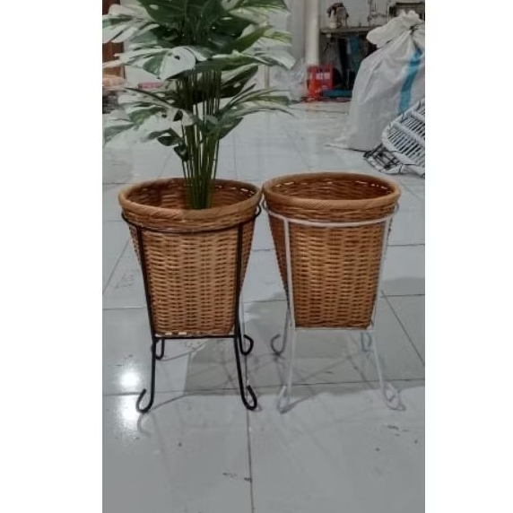 Standing pot dengan penyangga besi dan cover pot anyamam rotan alami  minimalis Murah high Quality