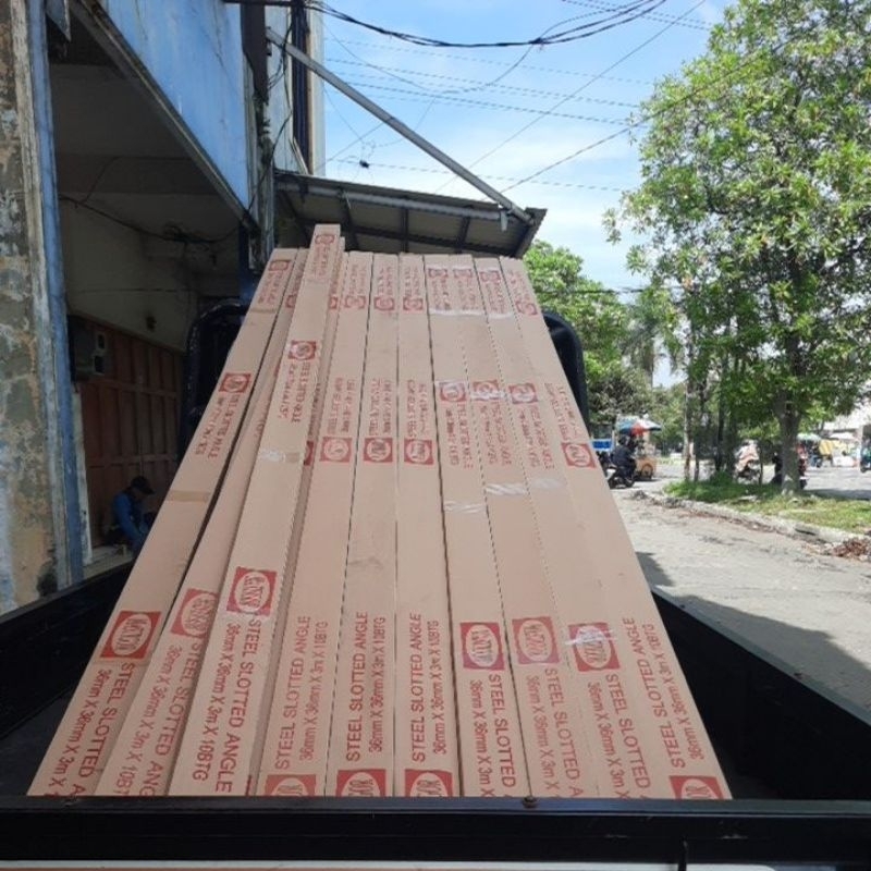besi siku lubang panjang 3 meter (STEEL SLOTTED ANGLE 3,6X3,6X10BATANG SIKU LUBANG 1MM FUL) rak besi