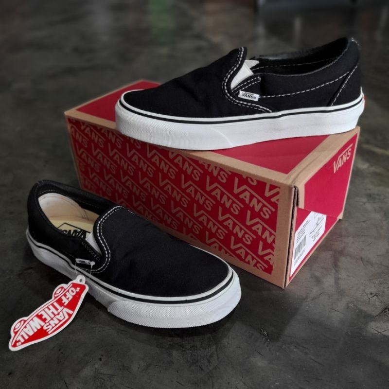 Sepatu Slip On Hitam Putih