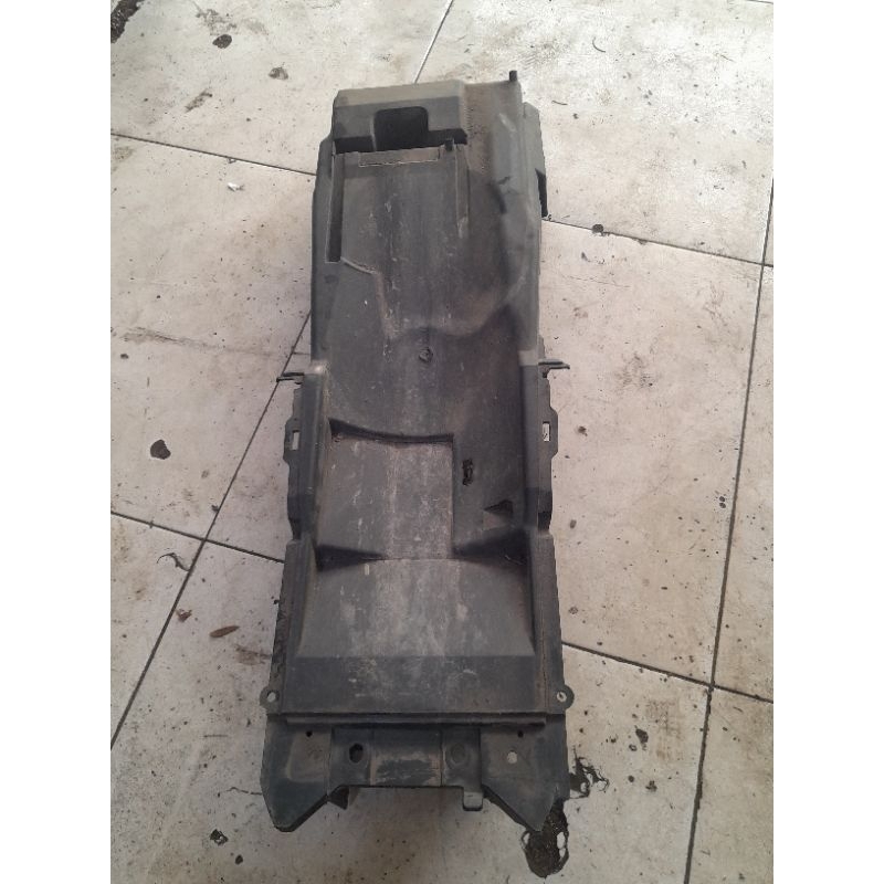 COVER SLEBOR BAWAH TEMPAT AKI CBR 150 K45A KPP ORIGINAL ( LEPASAN MOTOR )