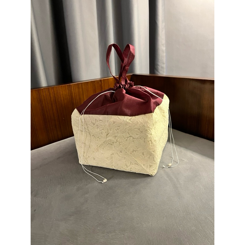 

(1 LUSIN = 12 PCS) TAS HAJATAN SERUT EMBOS 22x22 TINGGI 30 CM / TAS NASI KOTAK / TAS BELANJA