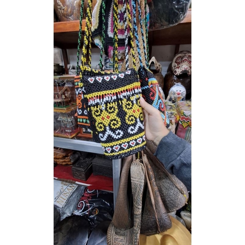 Tas Selempang Manik Khas Dayak