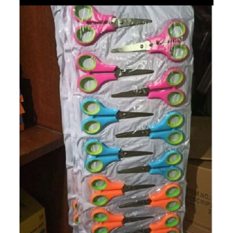 

Gunting kecil renteng warna isi 12 pcs