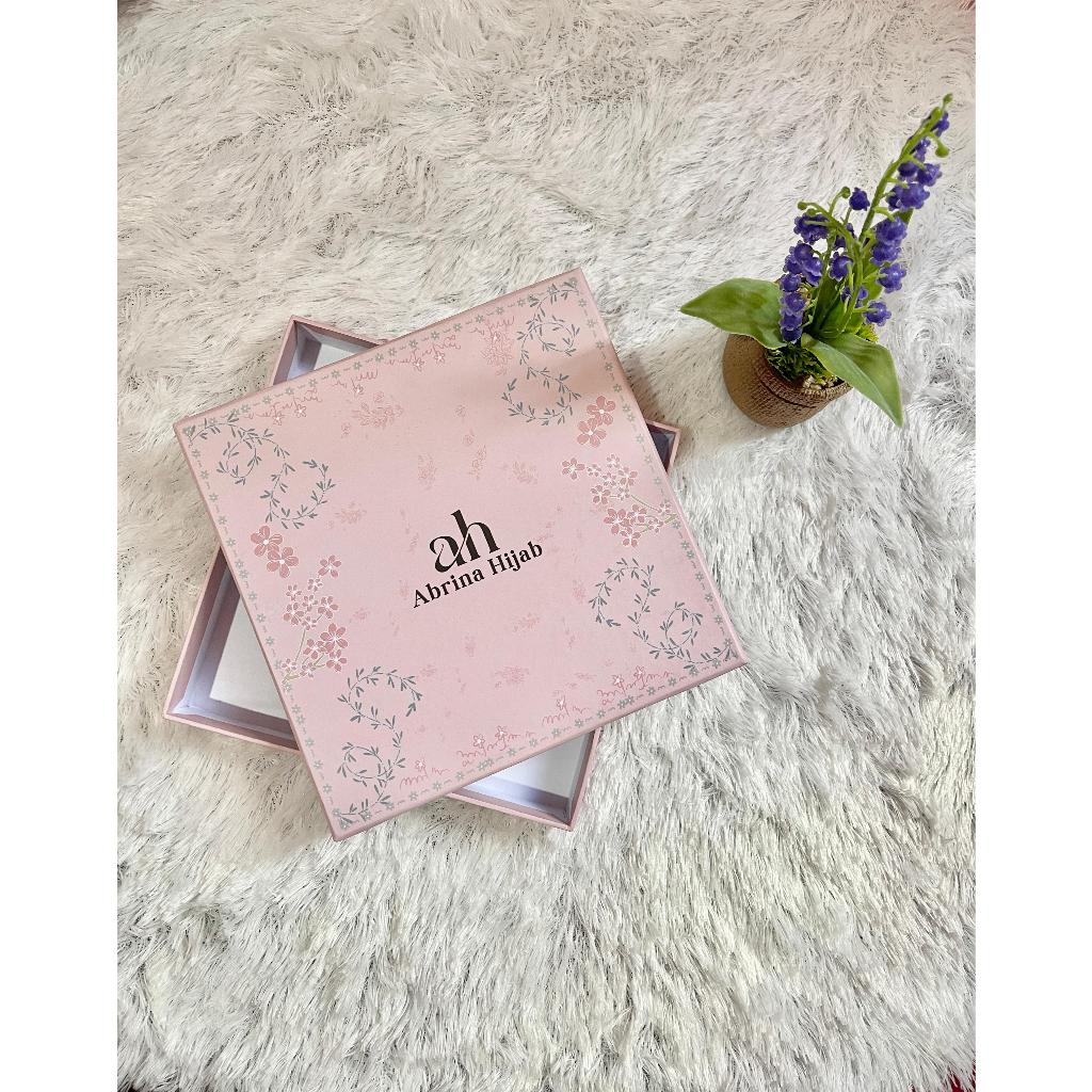

Abrina Hijab Medan - Exclusive Hard Box Pinky Motif Bunga / Kotak Jilbab Hampers Kado Premium / PaperBag