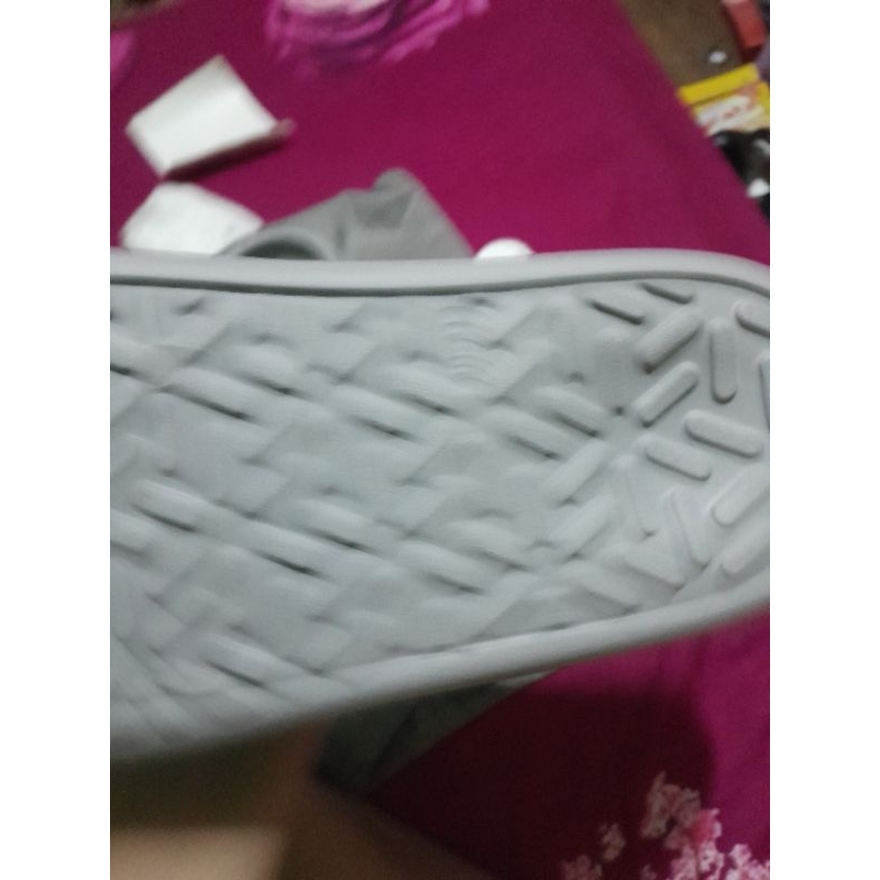 sandal posee