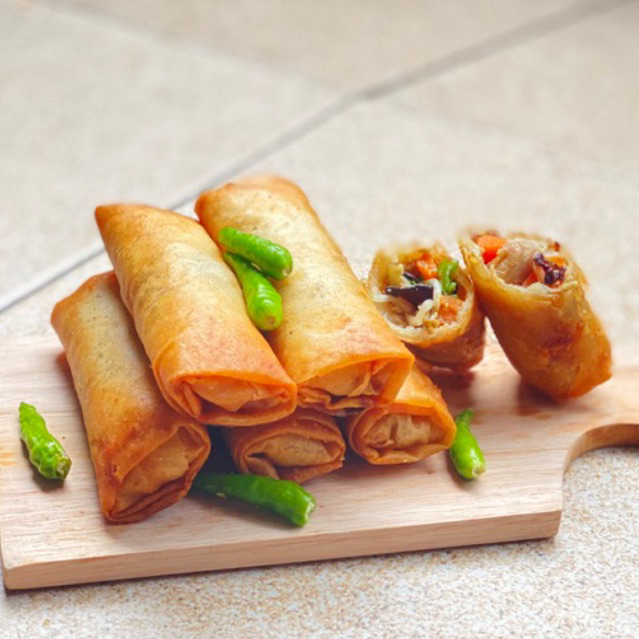 

Lumpia Rebung Goreng 1box 10pcs / Frozen 5pcs/pack free saos tauco