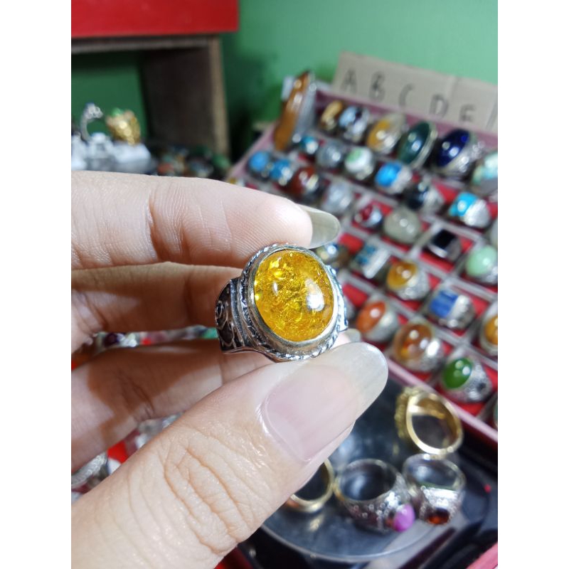 Yakut Kuning Pecah Seribu