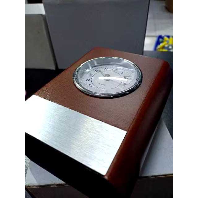 Jam meja Jam meja kayu Jam promosi Jam souvenir Bisa Custom Nama