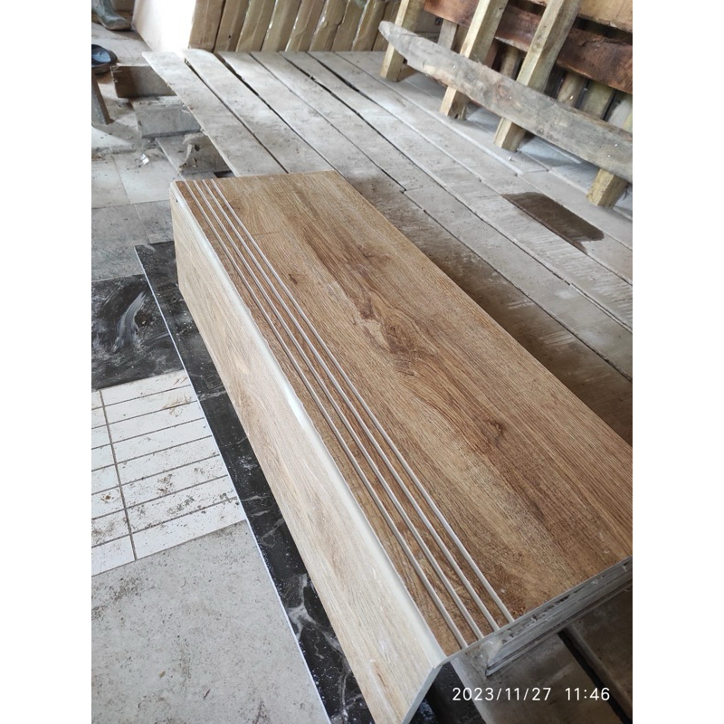 Stepnosing / Granit Anak Tangga motif Urat Serat Kayu 30x80 dan 25x80