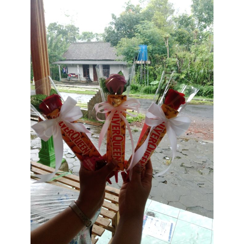 

SINGLE FLOWER PLUS SILVERQUEEN BY TANIA FLORIST