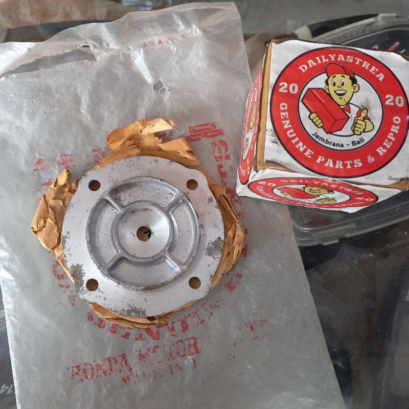 COVER TUTUP BALANCER ROTOR OIL FILTER OLI HONDA WIN 100 ORIGINAL ORI 15441-198-000