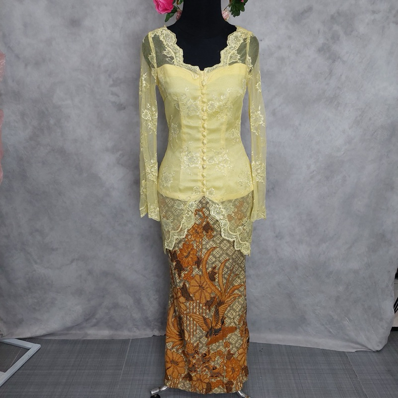 Kebaya warna kuning plus rok jarik