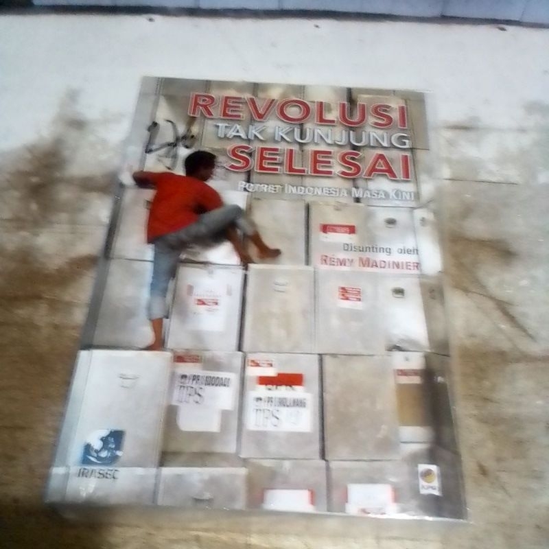 Revolusi Tak Kunjung SelesaiBukuOriginal