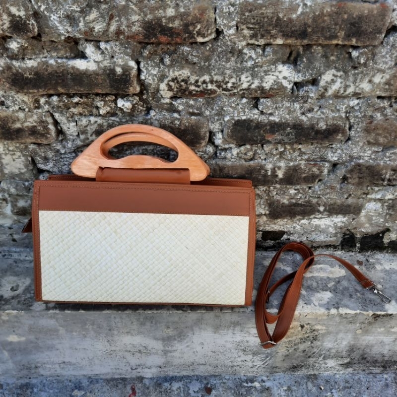 Tas pandan kotak handle kayu