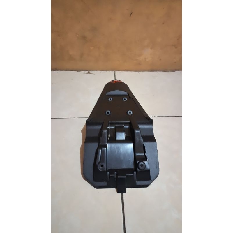 Sambungan spakbor belakang byson