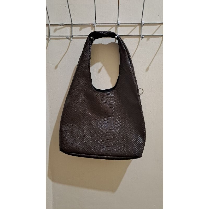 tas merk limited studio (preloved) carousell