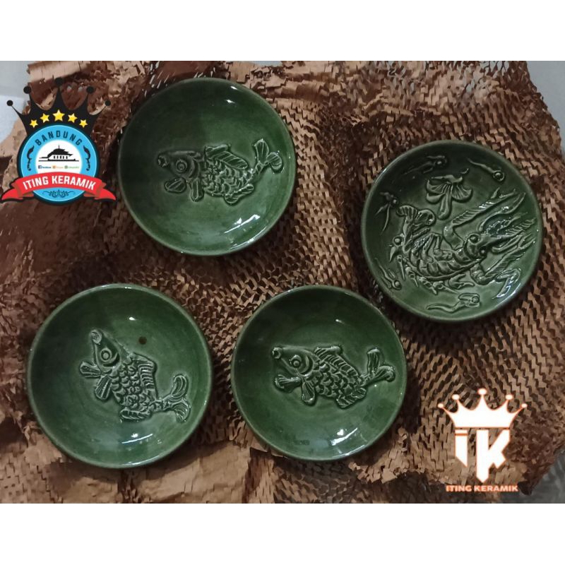 Piring hias gantung celadon mini timbul