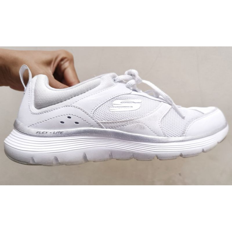 SKECHERS AIR COOLED MEMORY FOAM WHITE SHOES / SEPATU OLAHRAGA WANITA