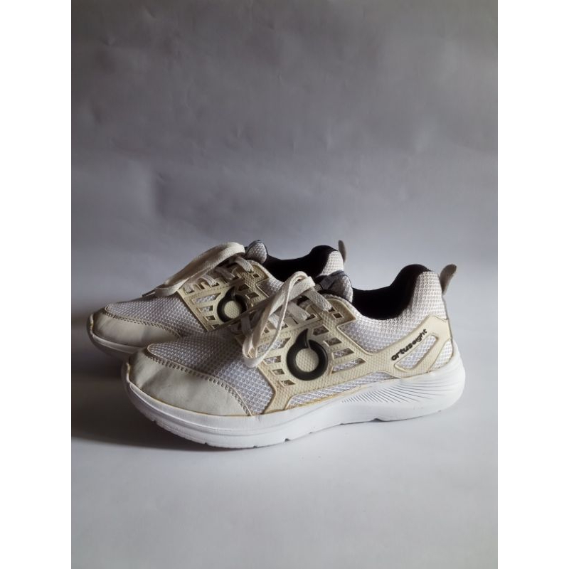 SEPATU SNEAKER PRIA RUNNING - ORTUSEIGHT