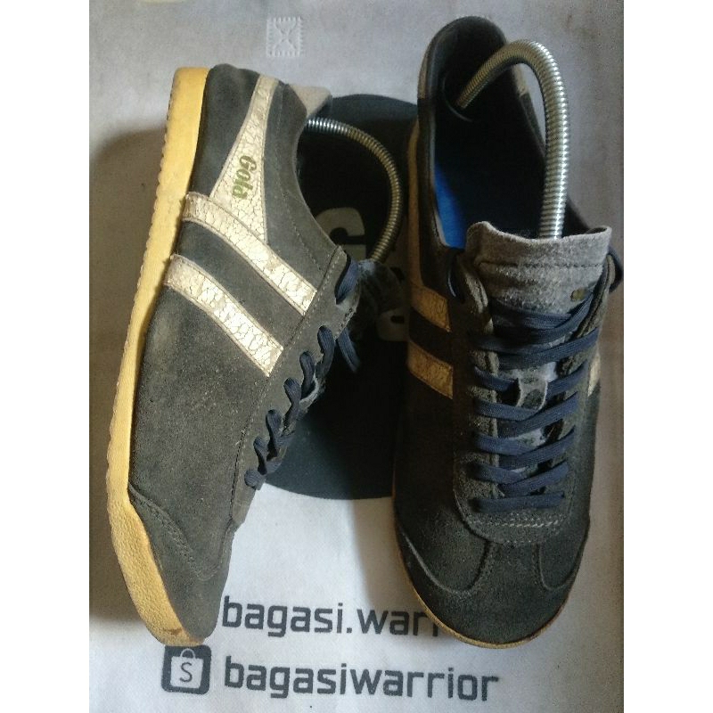 SEPATU GOLA