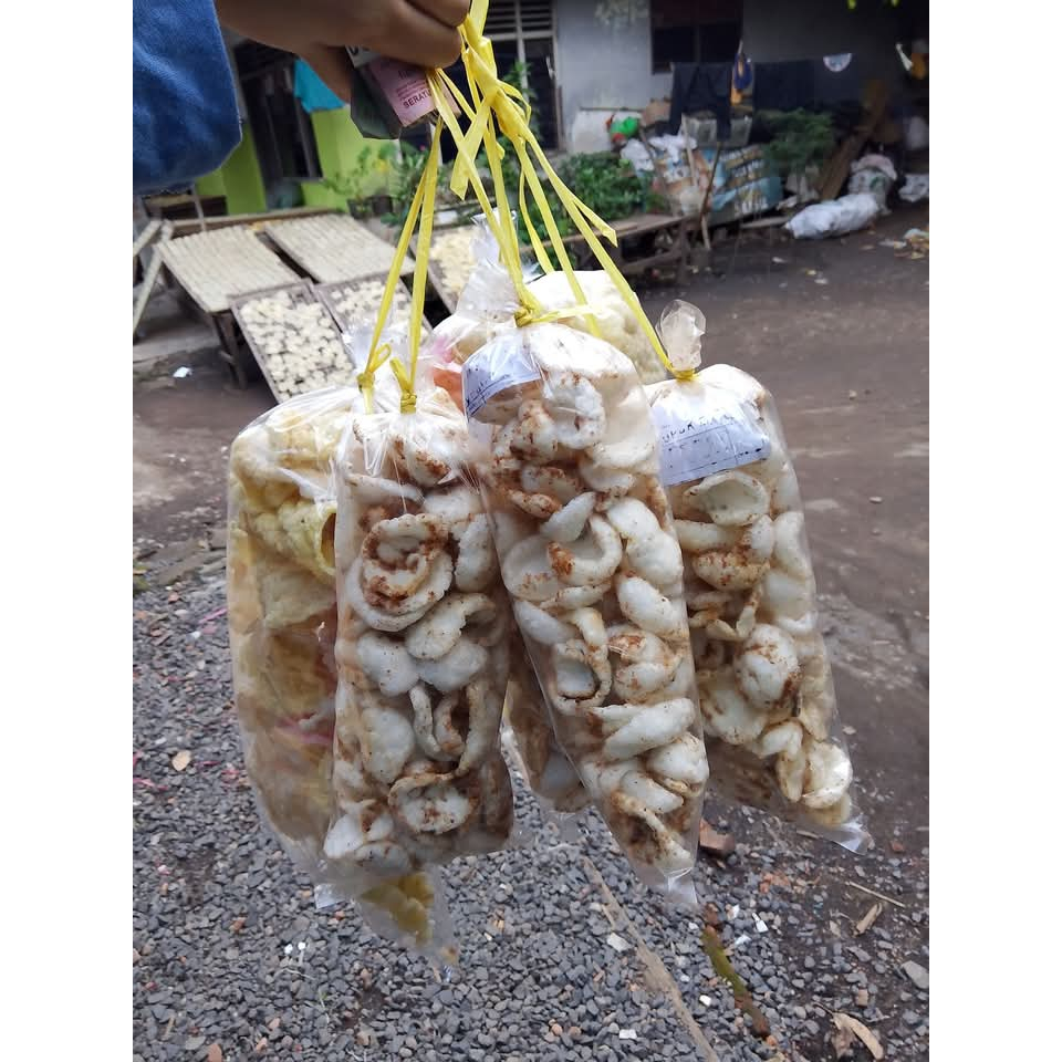

KERUPUK PASIR BUMBU SERUNDENG KHAS CIREBON MANIS GURIH ENAK / CEMILAN ENAK KRUPUK BUMBU SERUNDENG ASLI CIREBON TERMURAH