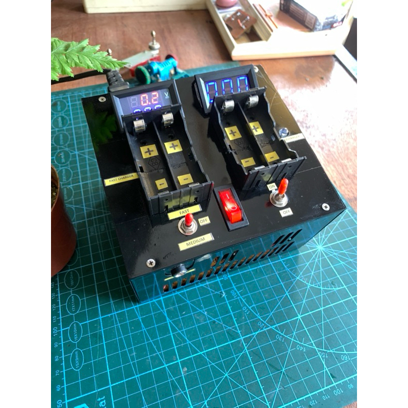 FAST CHARGER / CHARGER BOM + DISCHARGER. TAMIYA MINI 4wd