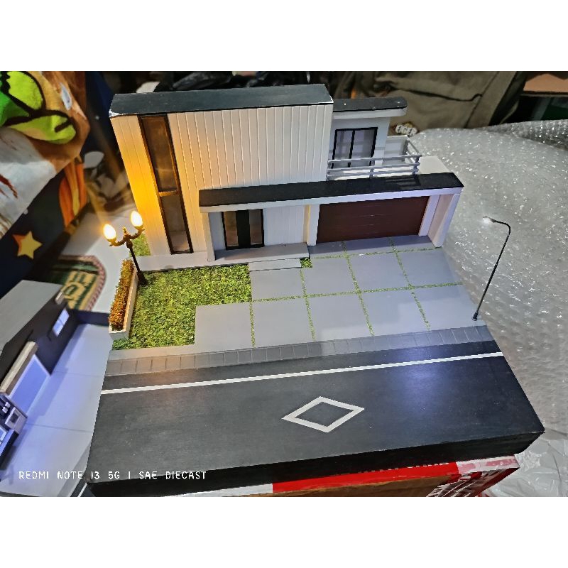 Diorama rumah mewah bengkel bahan pvc diecast skala 1:64