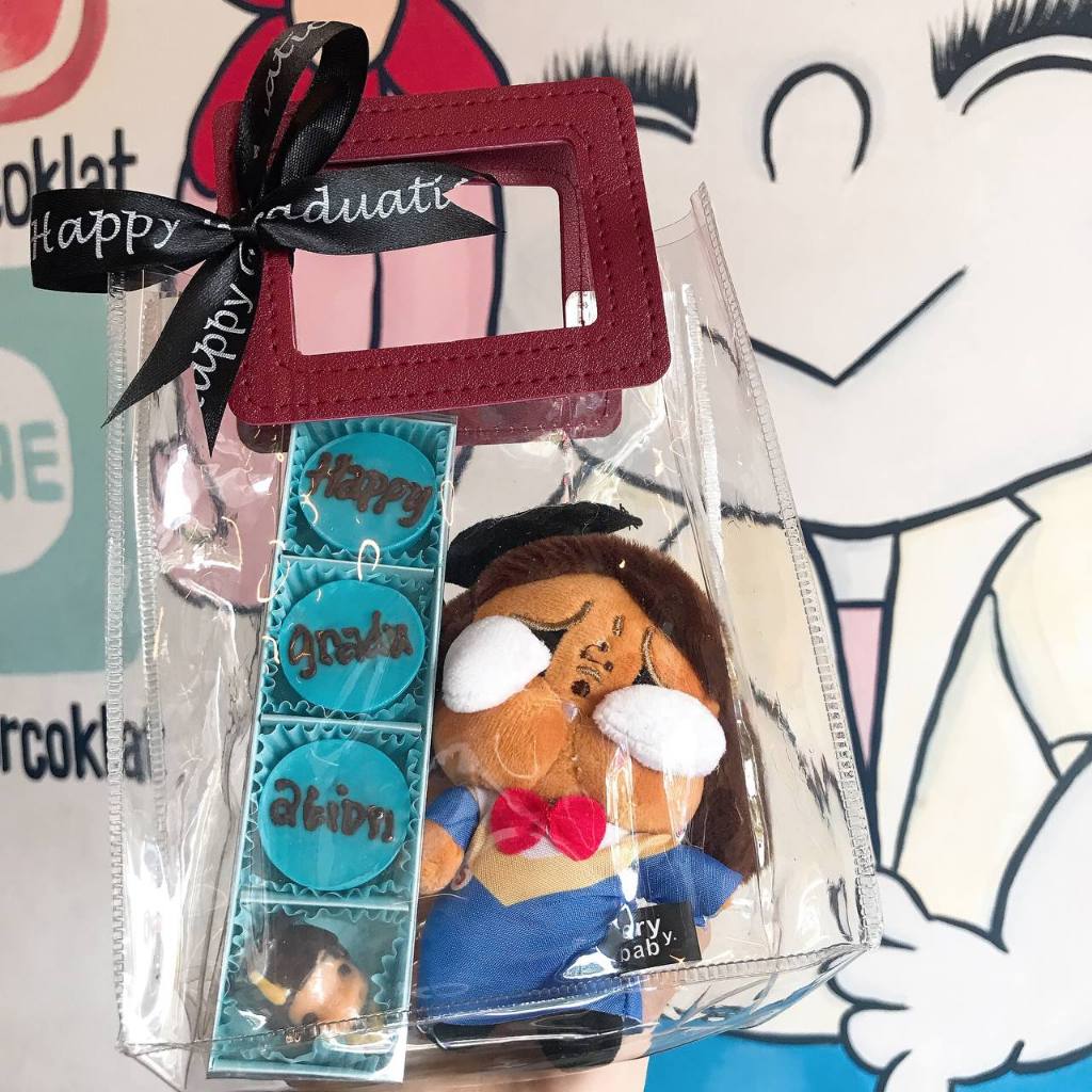 

Hampers Bag Coklat Wisuda Karakter Cry Baby