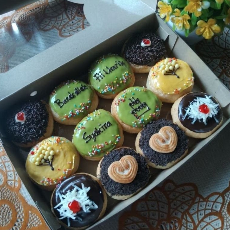 

Donat Ulang Tahun/ Donat tulisan/ Donat ultah mix coklat lemon greentea /kue ultah/Kue Ultah murah