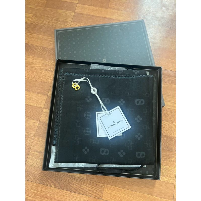 NEW BUTTONSCARVES Mono Caviar