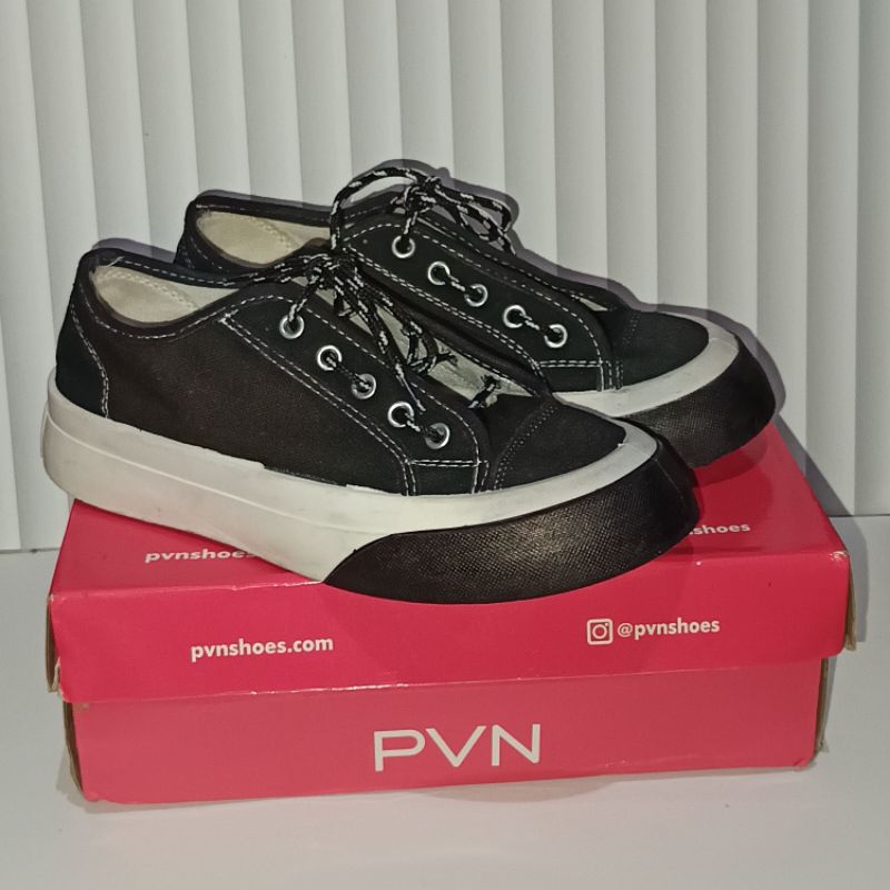 preloved Sepatu PVN Taeyong hitam putih
