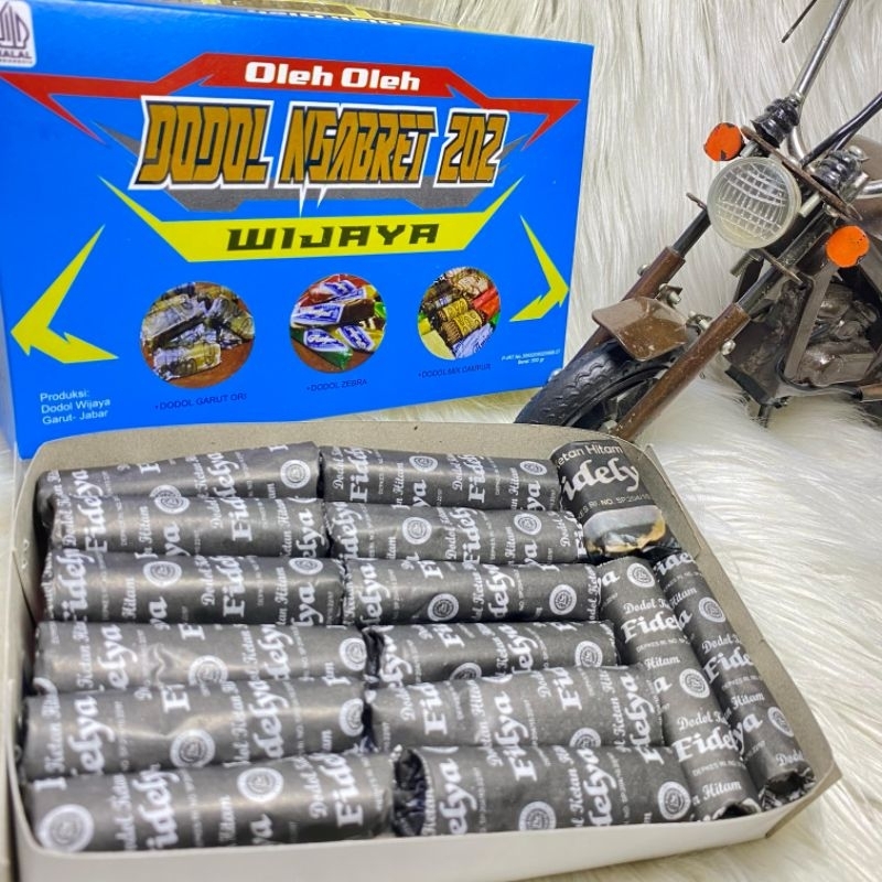 

Dodol garut ketan hitam 1 kg kemasan plastik oleh oleh khas garut si manis legit enak khas kota priangan