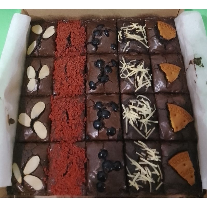 

FUDGY BROWNIES 20x20 PO