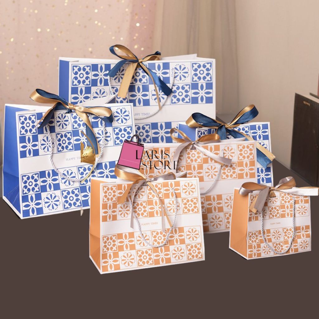 

Paperbag Premium Motif Batik / Tas Kado Impor / Tas Hadiah / Hampers/ tas kado murah/paperbag murah/Paper Bag Wedding / Bridesmaid Premium / paperbag tebal/ Paperbag Batik Biru Cokelat